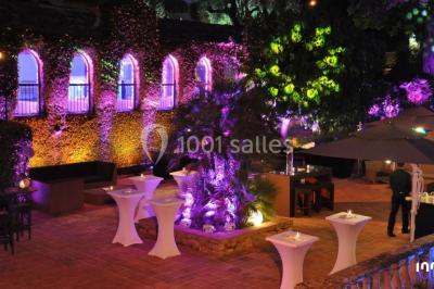 Miniature DJ Sassenage (Isère) - DJ Drie Grenoble #7 Salle de réception en plein air sous une verrière, avec tables décorées, nappes blanches et éclairage chaleureux.