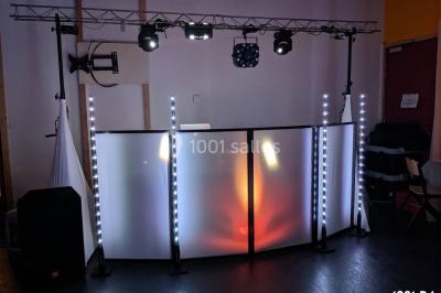 Miniature DJ Sassenage (Isère) - DJ Drie Grenoble #16 Salle de réception en plein air sous une verrière, avec tables décorées, nappes blanches et éclairage chaleureux.