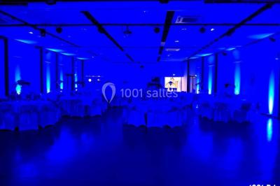 Miniature DJ Sassenage (Isère) - DJ Drie Grenoble #19 Salle de réception en plein air sous une verrière, avec tables décorées, nappes blanches et éclairage chaleureux.