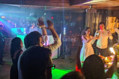 Miniature DJ Sassenage (Isère) - DJ Drie Grenoble #21 Salle de réception en plein air sous une verrière, avec tables décorées, nappes blanches et éclairage chaleureux.