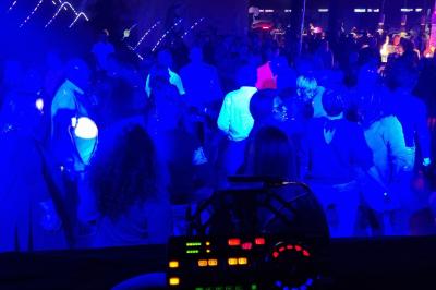 Homme portant un casque audio, vu de profil, concentré dans un environnement sombre en noir et blanc.