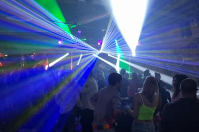 Homme portant un casque audio, vu de profil, concentré dans un environnement sombre en noir et blanc.