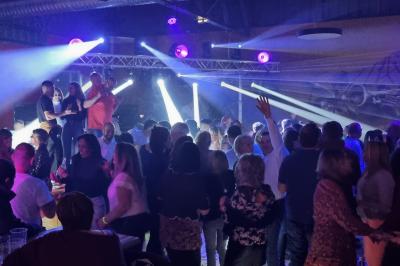 Homme portant un casque audio, vu de profil, concentré dans un environnement sombre en noir et blanc.