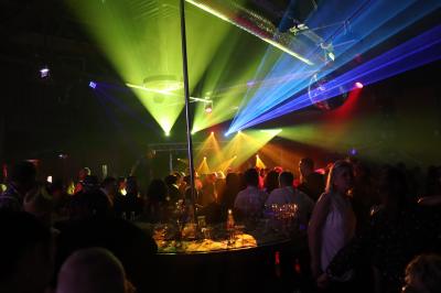 Homme portant un casque audio, vu de profil, concentré dans un environnement sombre en noir et blanc.