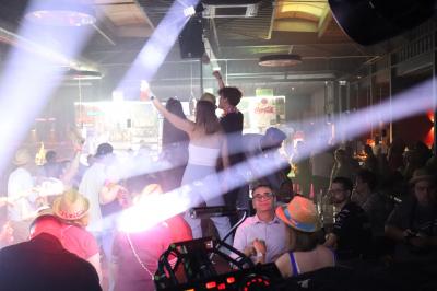 Homme portant un casque audio, vu de profil, concentré dans un environnement sombre en noir et blanc.