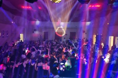 Homme portant un casque audio, vu de profil, concentré dans un environnement sombre en noir et blanc.