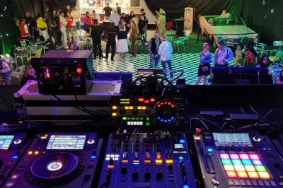 Homme portant un casque audio, vu de profil, concentré dans un environnement sombre en noir et blanc.