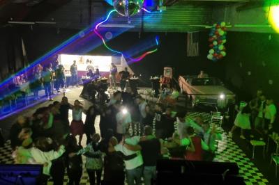 Homme portant un casque audio, vu de profil, concentré dans un environnement sombre en noir et blanc.