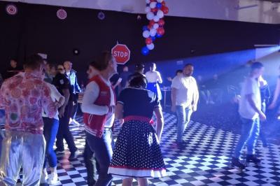 Homme portant un casque audio, vu de profil, concentré dans un environnement sombre en noir et blanc.