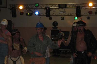 Équipement de sonorisation et éclairage installé dans une salle avec carrelage et murs clairs.