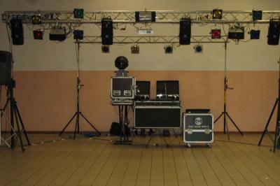 Équipement de sonorisation et éclairage installé dans une salle avec carrelage et murs clairs.