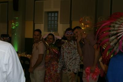 Équipement de sonorisation et éclairage installé dans une salle avec carrelage et murs clairs.