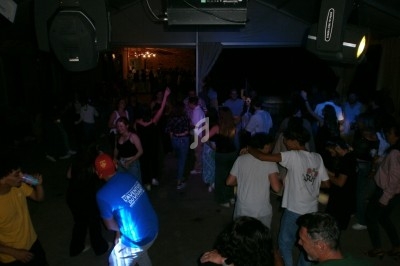 Miniature DJ Varilhes (Ariège) - Disco Mobile Pascal Animation #8 Groupe de personnes dansant sous un chapiteau éclairé par des lumières colorées lors d'une soirée festive.