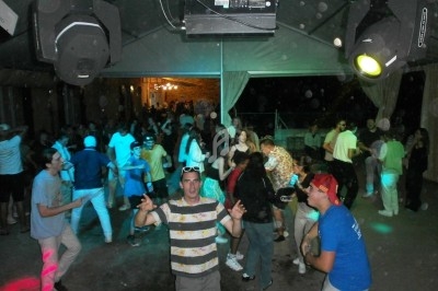 Miniature DJ Varilhes (Ariège) - Disco Mobile Pascal Animation #9 Groupe de personnes dansant sous un chapiteau éclairé par des lumières colorées lors d'une soirée festive.