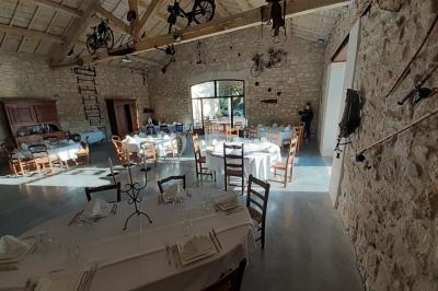 Salle de bain avec douche à l'italienne, lavabo double vasque, miroir éclairé et toilettes sur carrelage en terre cuite.