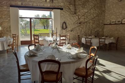 Salle de bain avec douche à l'italienne, lavabo double vasque, miroir éclairé et toilettes sur carrelage en terre cuite.