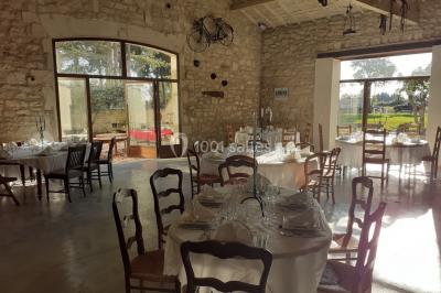 Salle de bain avec douche à l'italienne, lavabo double vasque, miroir éclairé et toilettes sur carrelage en terre cuite.