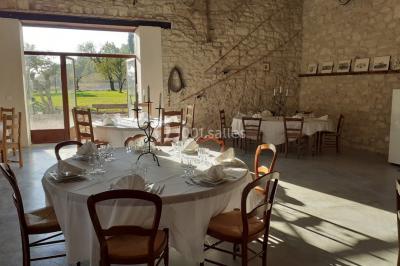 Salle de bain avec douche à l'italienne, lavabo double vasque, miroir éclairé et toilettes sur carrelage en terre cuite.