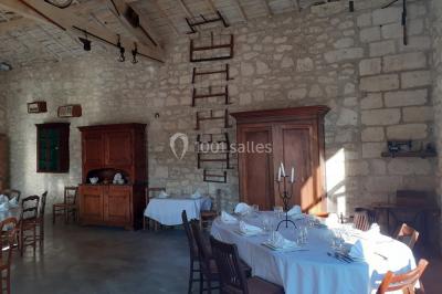 Salle de bain avec douche à l'italienne, lavabo double vasque, miroir éclairé et toilettes sur carrelage en terre cuite.