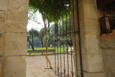 Salle de bain avec douche à l'italienne, lavabo double vasque, miroir éclairé et toilettes sur carrelage en terre cuite.