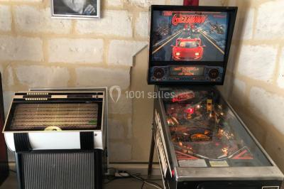 Salle de bain avec douche à l'italienne, lavabo double vasque, miroir éclairé et toilettes sur carrelage en terre cuite.