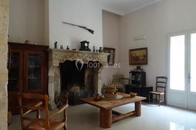 Salle de bain avec douche à l'italienne, lavabo double vasque, miroir éclairé et toilettes sur carrelage en terre cuite.