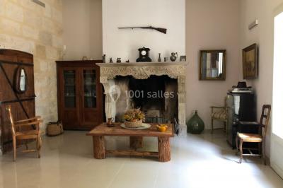 Salle de bain avec douche à l'italienne, lavabo double vasque, miroir éclairé et toilettes sur carrelage en terre cuite.
