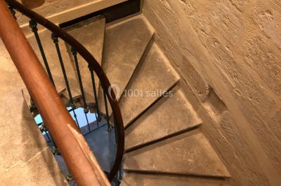 Salle de bain avec douche à l'italienne, lavabo double vasque, miroir éclairé et toilettes sur carrelage en terre cuite.