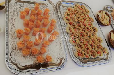 Pièce montée en choux caramélisés décorée de filets bleus, de sucre tiré et d'éléments en pâte d'amande.