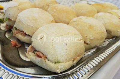 Pièce montée en choux caramélisés décorée de filets bleus, de sucre tiré et d'éléments en pâte d'amande.