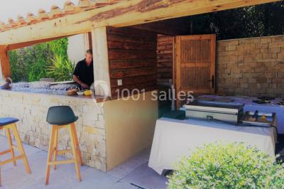 Pièce montée en choux caramélisés décorée de filets bleus, de sucre tiré et d'éléments en pâte d'amande.