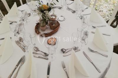 Pièce montée en choux caramélisés décorée de filets bleus, de sucre tiré et d'éléments en pâte d'amande.