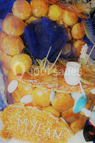 Pièce montée en choux caramélisés décorée de filets bleus, de sucre tiré et d'éléments en pâte d'amande.