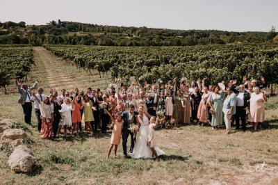 Rangées de tonneaux en bois alignés dans une cave sombre.