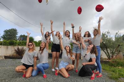 Rangées de tonneaux en bois alignés dans une cave sombre.