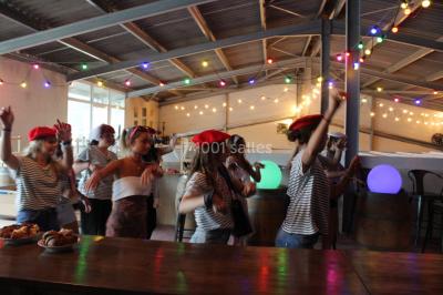 Rangées de tonneaux en bois alignés dans une cave sombre.