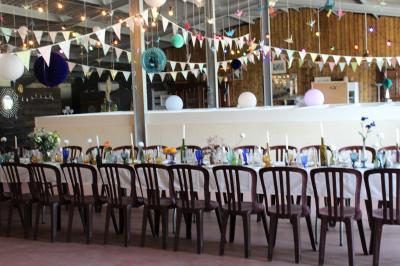 Rangées de tonneaux en bois alignés dans une cave sombre.