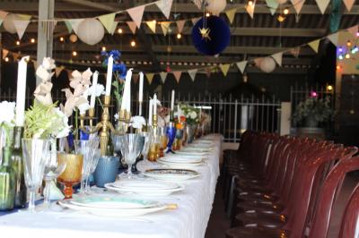 Rangées de tonneaux en bois alignés dans une cave sombre.