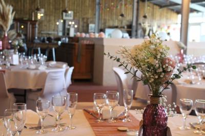 Rangées de tonneaux en bois alignés dans une cave sombre.