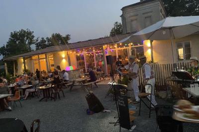 Rangées de tonneaux en bois alignés dans une cave sombre.