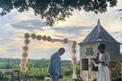 Rangées de tonneaux en bois alignés dans une cave sombre.