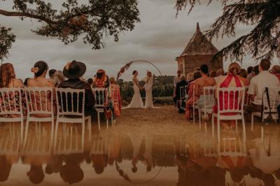 Rangées de tonneaux en bois alignés dans une cave sombre.