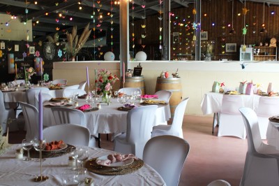 Rangées de tonneaux en bois alignés dans une cave sombre.