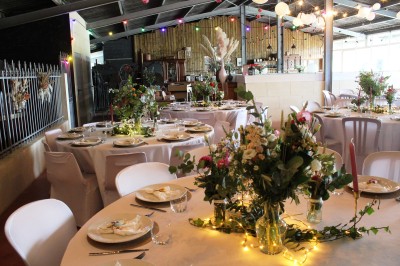Rangées de tonneaux en bois alignés dans une cave sombre.
