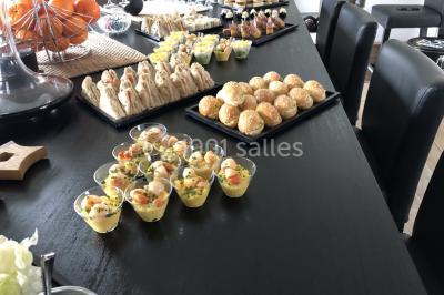 Assortiment de verrines sucrées avec mousse, caramel, mangue et chantilly, disposées sur un plateau noir.
