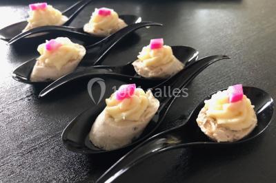 Assortiment de verrines sucrées avec mousse, caramel, mangue et chantilly, disposées sur un plateau noir.