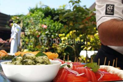 Assortiment de verrines sucrées avec mousse, caramel, mangue et chantilly, disposées sur un plateau noir.