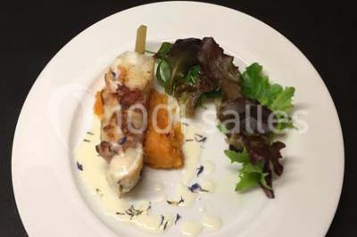 Assortiment de verrines sucrées avec mousse, caramel, mangue et chantilly, disposées sur un plateau noir.