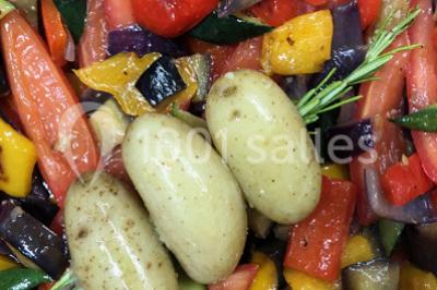 Assortiment de verrines sucrées avec mousse, caramel, mangue et chantilly, disposées sur un plateau noir.