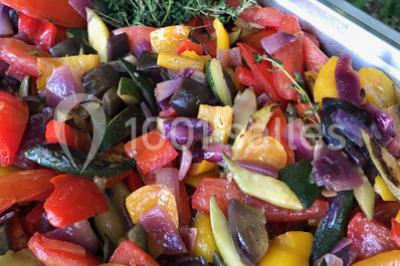 Assortiment de verrines sucrées avec mousse, caramel, mangue et chantilly, disposées sur un plateau noir.